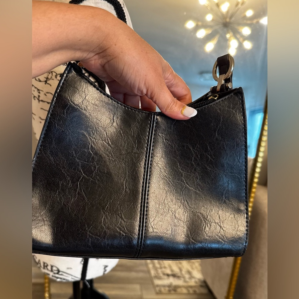 Liz Claiborne Classic Black Shoulder Bag - Picture 5 of 9
